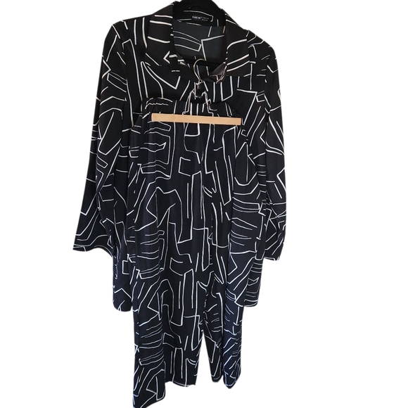 SHEIN Tops - SHEIN Black and White Geometric Top